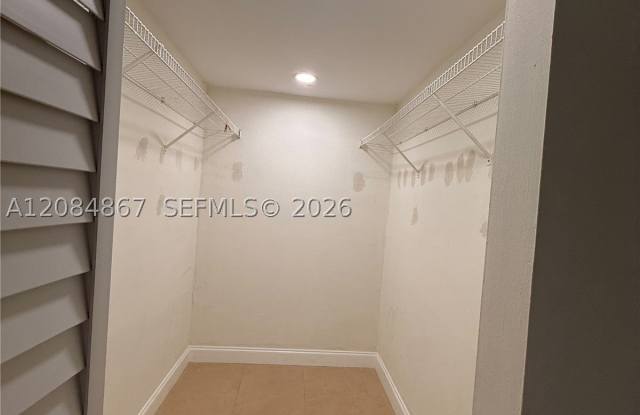 9355 Fontainebleau Gallery 2
