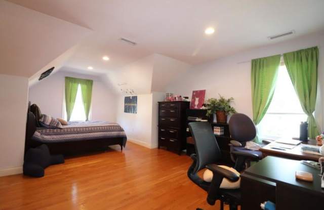 25 Agassiz Ave. Gallery 3