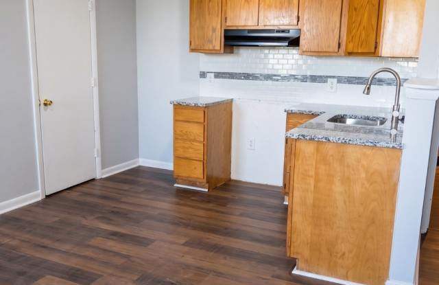 922 Belmont Ave, Gallery 3