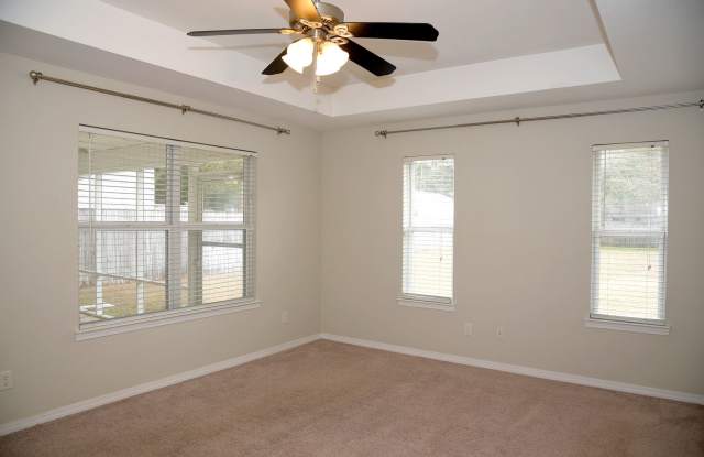 Central Niceville Home with Lawncare Included! Gallery 1
