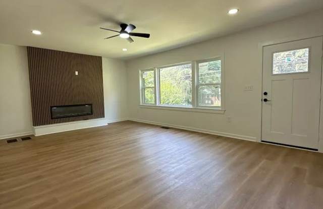 Charming 3 Beds, 2 Bath in Atlanta! Gallery 4