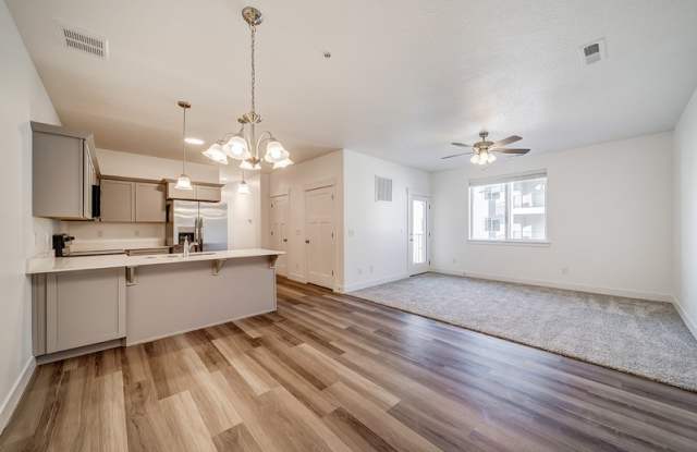 665 N 380 W photos photos