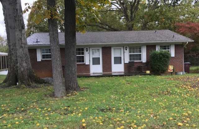 Alcoa, 2 bedroom duplex in convenient location - Call Debra Davis-Johnson (865) 591-8281 - 627 Garfield Street, Alcoa, TN 37701