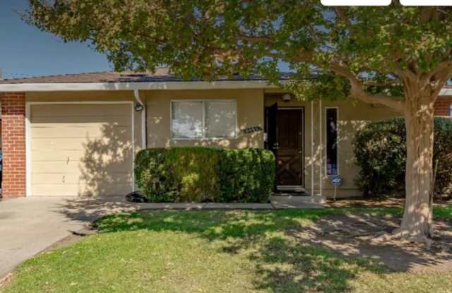 Adorable 2/1 Half-Plex w/Garage! MUST SEE!! Please read entire ad for viewings photos photos Adorable 2/1 Half-Plex w/Garage! MUST SEE!! Please read entire ad for viewings photos photos