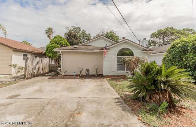 1067 HIBISCUS Street Gallery 1