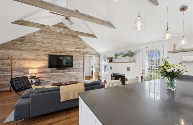 250 Oak Road photos photos