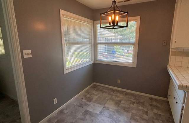 2 Bedroom 1 Bathroom in the McDonald Area of Northeast Santa Rosa *****Move in special, $500 off first months rent***** Gallery 3