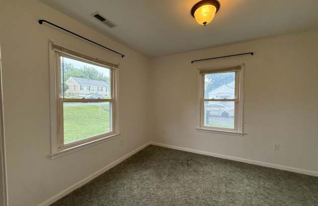 REDUCED - Well Maintained Cottage Style Ranch - 5103 Woodlawn Road, Roanoke, VA 24017 - Solar Panels Gallery 3