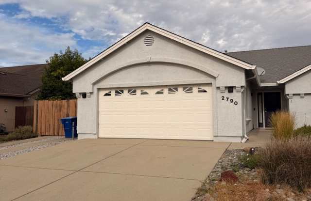 Beautifully Updated 3-Bedroom Home with Scenic Views in Redding Gallery 4