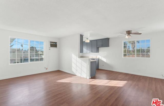 12325 Oxnard St unit: 6 photos photos