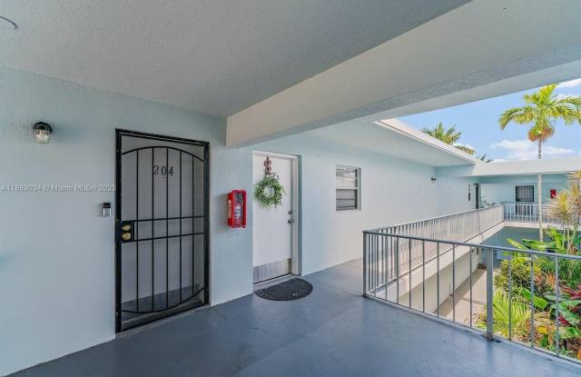 725 Hummingbird Way - 725 Hummingbird Way, North Palm Beach, FL 33408