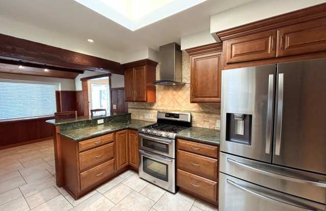 Rare find in Carlsbad! Beach bungalow in the Terramar community, just steps to the private beach access! Gallery 3