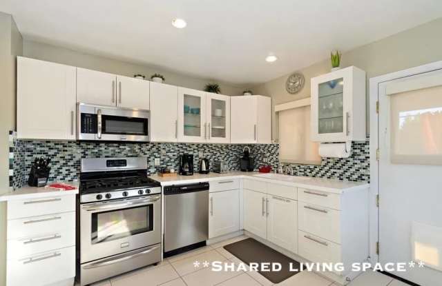 5498 Lindley Avenue Gallery 4