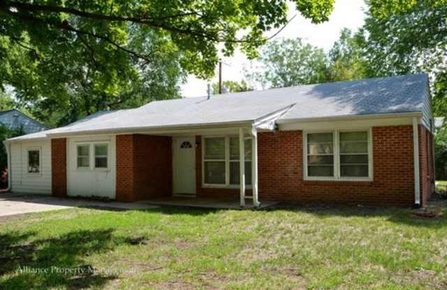BONUS ROOM! - 1422 Harry Road, Manhattan, KS 66502