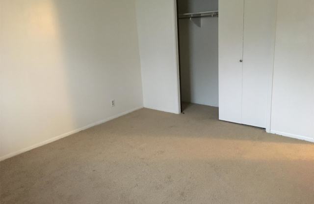 2433 Lakeshore Dr., Apt. 2 Gallery 4