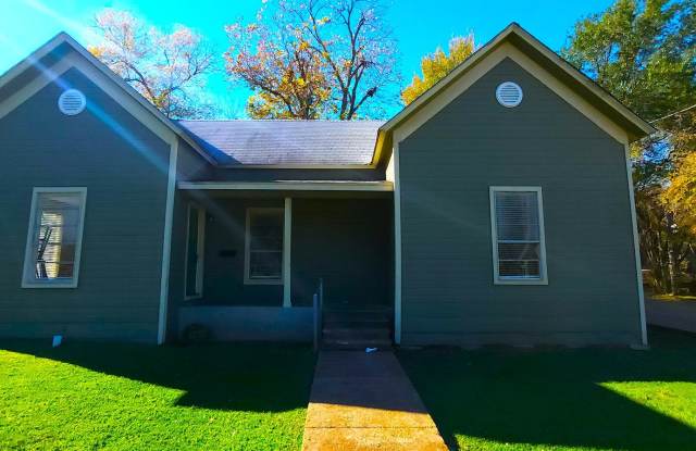 3 bed 2 bath house for rent with huge yard - 397 3rd Street Northeast, Paris, TX 75460