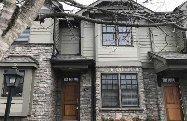 Wonderful Townhome in the Heart of Green Hills! - 4210 Hillsboro Pike, Nashville, TN 37215