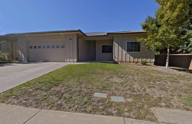 Newer 3 bedroom, 2 bathroom home with 2 car garage Gallery 1