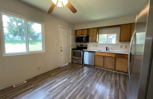 7508 Elm Dr - 3 Bed/1 Bath in La Vista | Updated Kitchen, Finished Lower Level, Attached Garage Gallery 4
