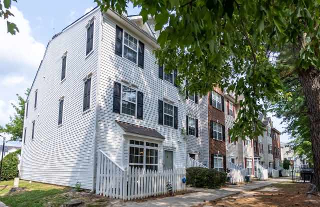 Three Bedroom END unit Townhome! Gallery 4