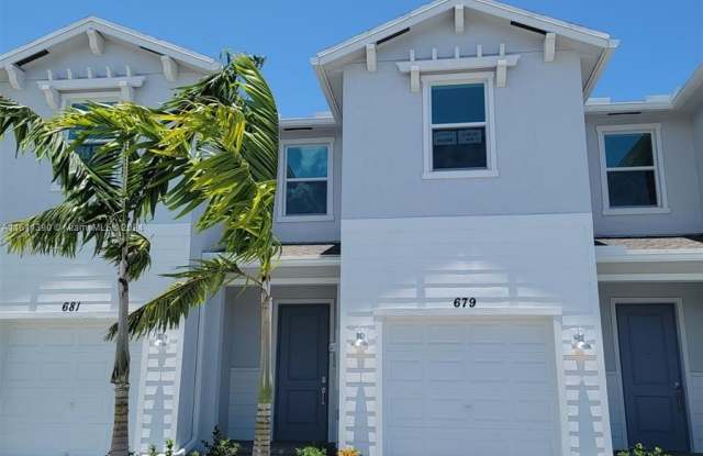 679 Se LAKE FALLS  Street - 679 SE Lake Falls St, Port St. Lucie, FL 34984