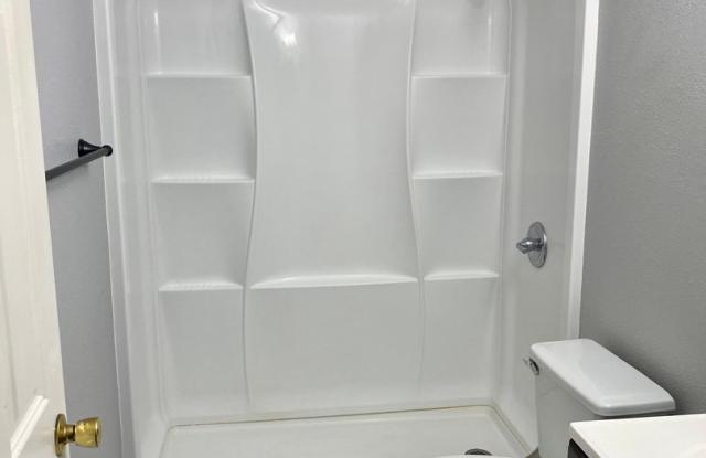 2 Bed 1 Bath Duplex w/ Fenced Yard and Off Street Parking Gallery 4