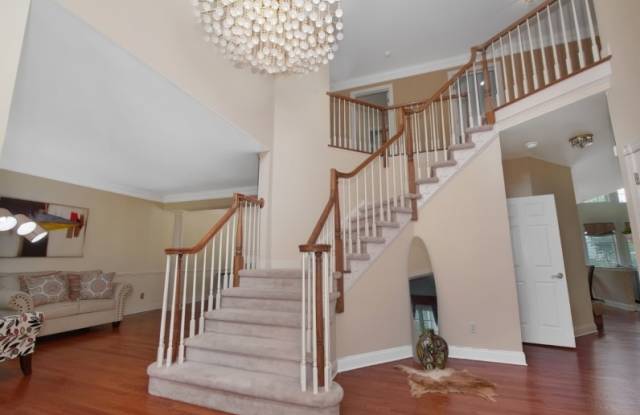 60 Sentinel Dr Gallery 4