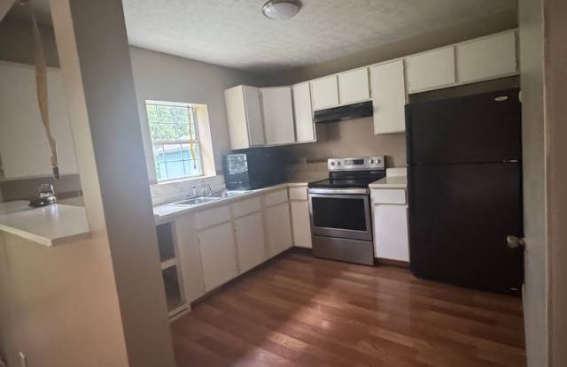 Oak Ridge 37830 - 2 bedroom, 1 bath apartment - Contact Lisa Vineyard Gallery 1