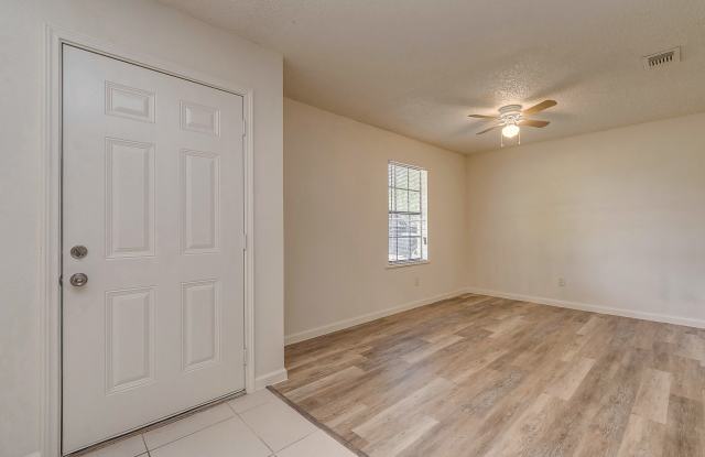 $1,450 3 Bedr/ 1 bath Beautiful Home in Danbury, TX 77534 photos photos