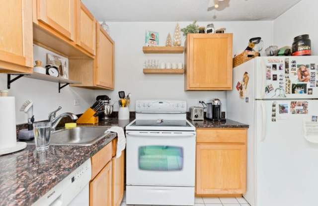 2740 N Pine Grove Ave photos photos