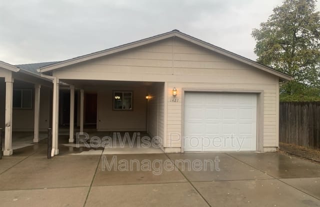 1427 Kellenbeck Ave - 1427 Southwest Kellenbeck Avenue, Grants Pass, OR 97527