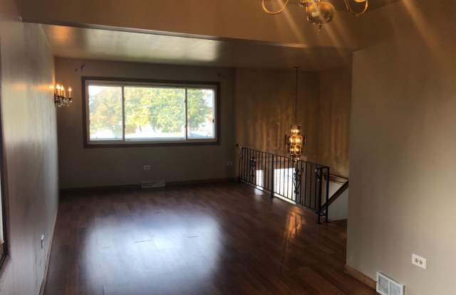 3bed/2bath Single Family Finished Basement Attached Garage! Gallery 3