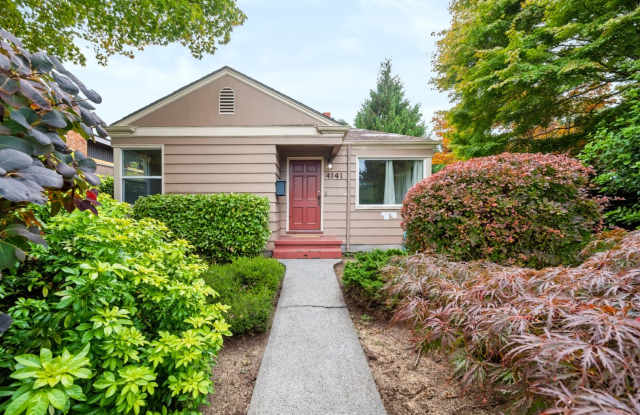 Charming 2-Bedroom Craftsman Near Lincoln Park Gallery 1