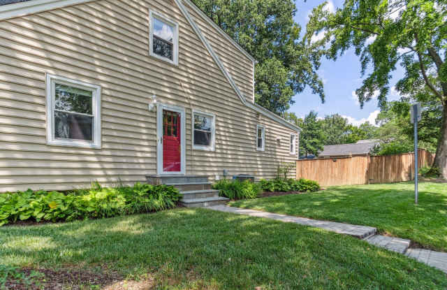 Cute Cape Cod Close to Forest Glen Metro w/huge backyard! photos photos