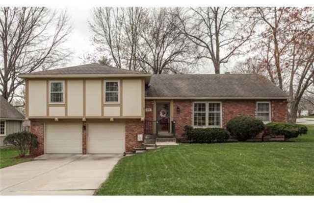 {12119} Spacious Home in Fantastic Location + Great Hwy Access + Finished Basement - 12119 West 101st Street, Lenexa, KS 66215
