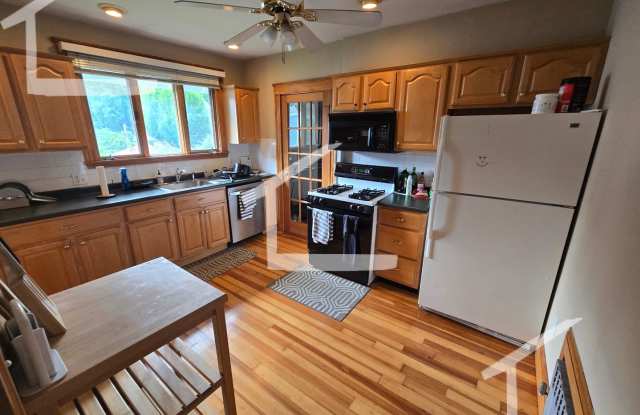 Nicely renovated 3 bed unit in Brighton with 3 parking spots! photos photos