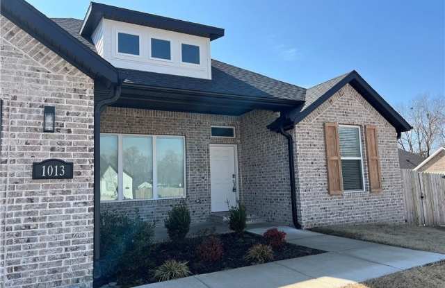 1013 S Xavier BND - 1013 South Xavier Bend, Fayetteville, AR 72701 1013 S Xavier BND - 1013 South Xavier Bend, Fayetteville, AR 72701
