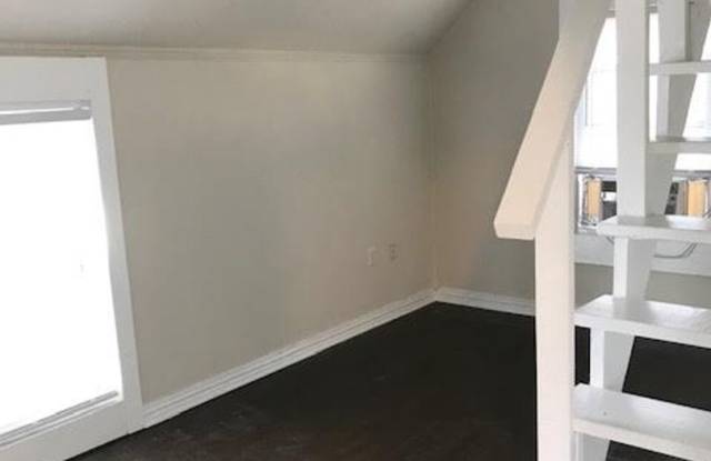 1 Bedroom Garage Apartment on Austin Avenue Gallery 3
