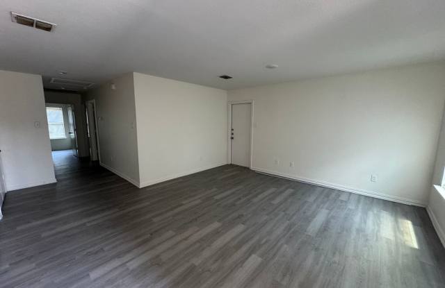 3 Bedroom Living Near Downtown Gallery 4