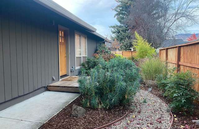 Cute & Cozy 2 bedroom, 2 bath house in Ashland photos photos