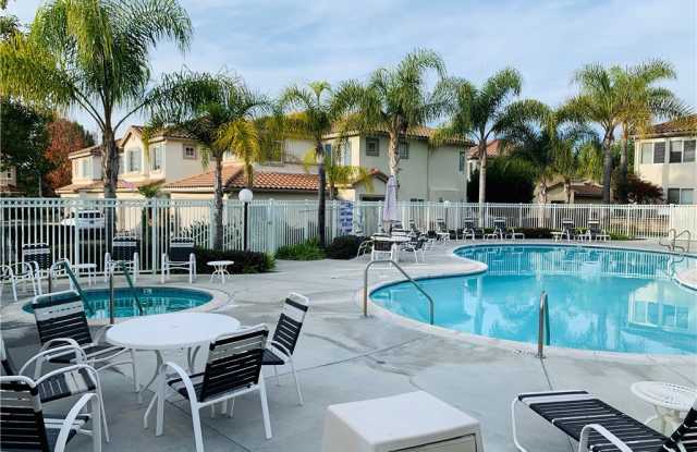 27511 Hyatt Court Gallery 4