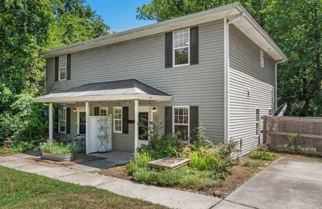 4 Bedroom unit near downtown! Fenced in patio/yard! photos photos