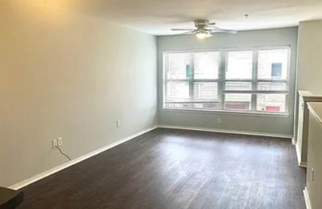 2 Bed/2.5 Bath Townhouse off Razorback Greenway Gallery 4