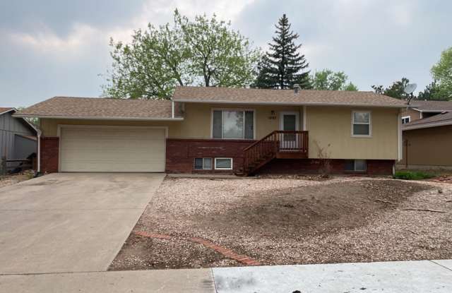 STUDENTS WELCOME! 4 Bed 2 Bath Home in West Ft Collins w/ Garage and Fenced Yard photos photos