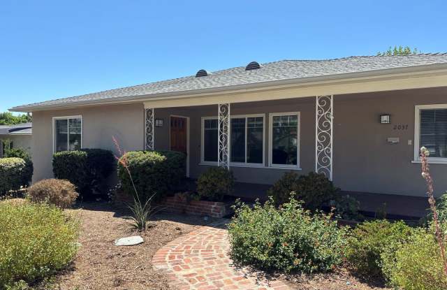 Large Altadena Foothills Home for Rent! 4 Bedrooms, 4 Bathrooms, Washer & Dryer and Central AC, Large yard! Gallery 1