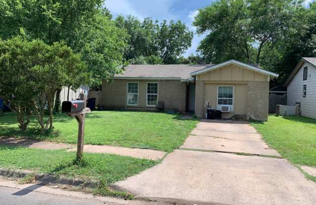Charming 4-Bedroom Corner of Comfort in Southeast Austin photos photos