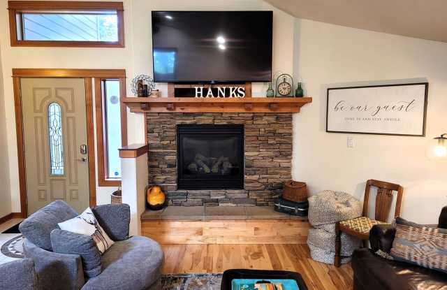 Hank's Hideaway in Sunriver, Furnished, all Utilities Included. Gym access, Hot Tub. 30-day Minimum Stay photos photos