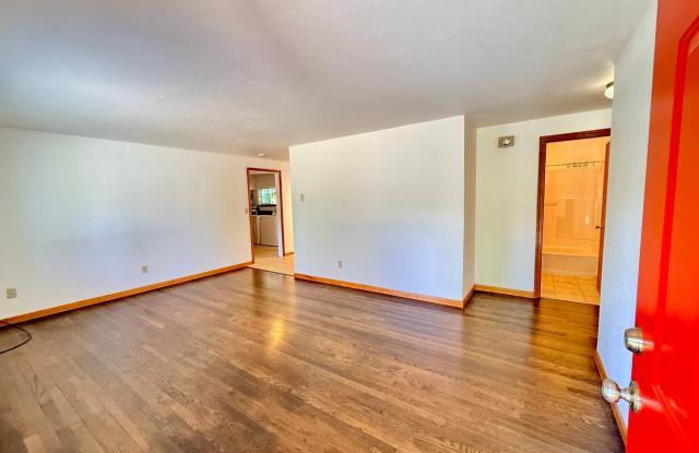 Charming Mid-Century Rambler: Original Hardwoods & Fenced Yard – Close to Light Rail! Gallery 4