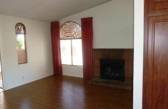 Beautiful 2-bed, 2-bath upper level Condo in West Hills Gallery 4