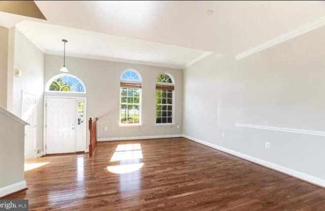 822 LINFIELD TERRACE NE Gallery 4